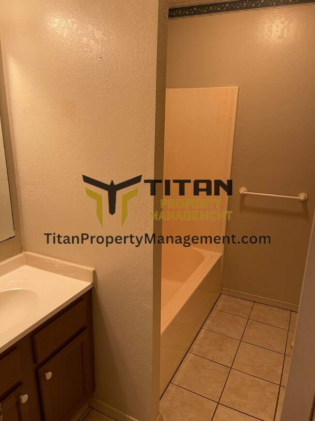 Building Photo - 2 Bed/2 Bath Apartment