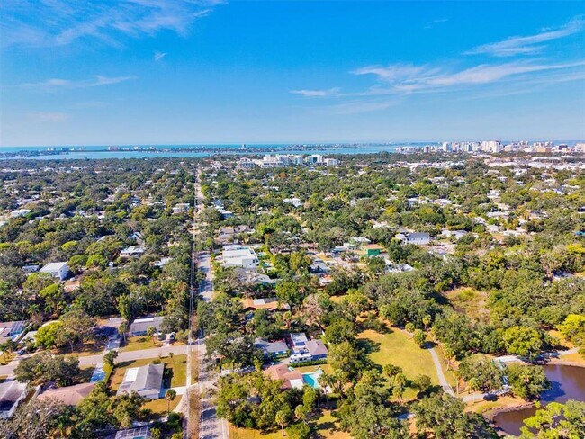 Building Photo - 2641 Hyde Park St