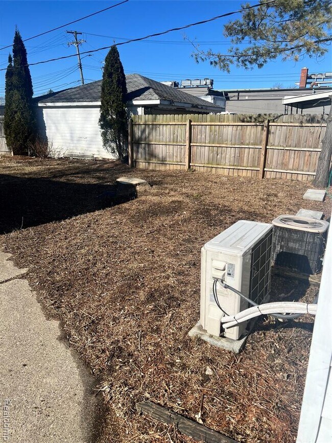 Building Photo - 18558 Woodland St