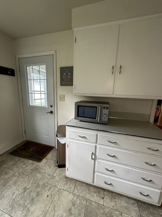 Building Photo - Exciting 3 Bed 1 & 1/2 Bath close to UWEC!