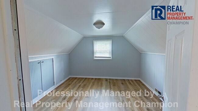 Building Photo - Charming Home Backing up to Arrowhead Park...