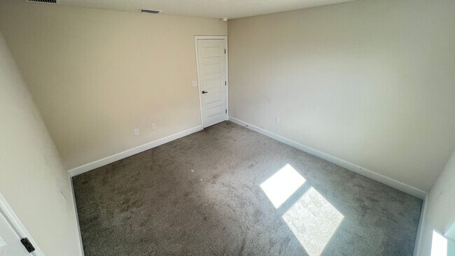 Building Photo - Beautiful Harmony Central Water Front Home AVAILABLE NOW!