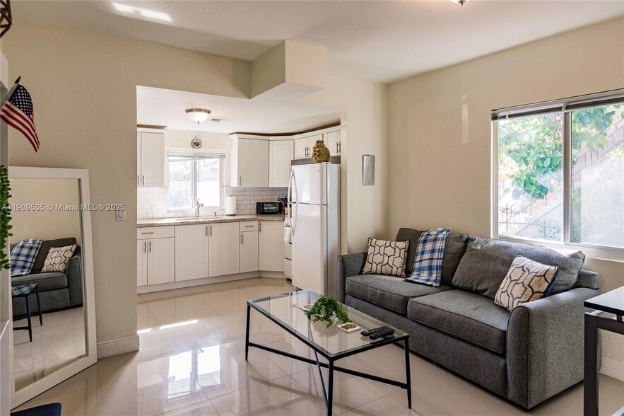 Building Photo - 518 SW 15th Ave