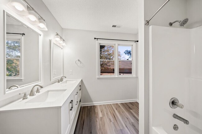 Building Photo - Beautiful Renovated Townhouse in Popular Raleigh Golf Course Community!