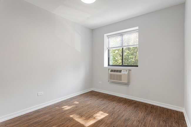 Building Photo - 6134 N Kenmore Ave