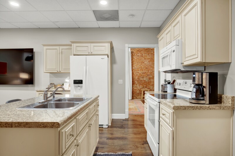 Building Photo - 210 E Waldburg St