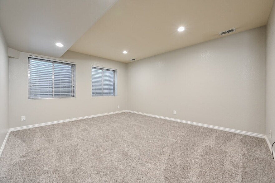 Building Photo - 4376 Foxberry Dr