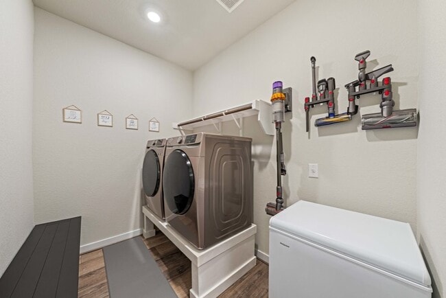 Building Photo - 1020 Highland Vista