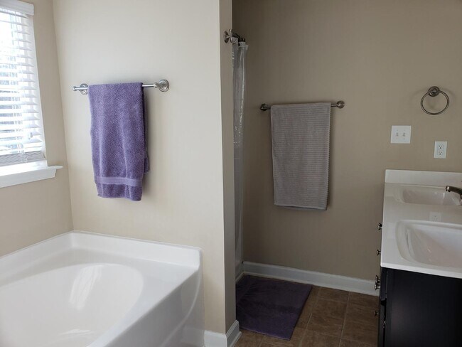 Building Photo - 211 Rainmaker St