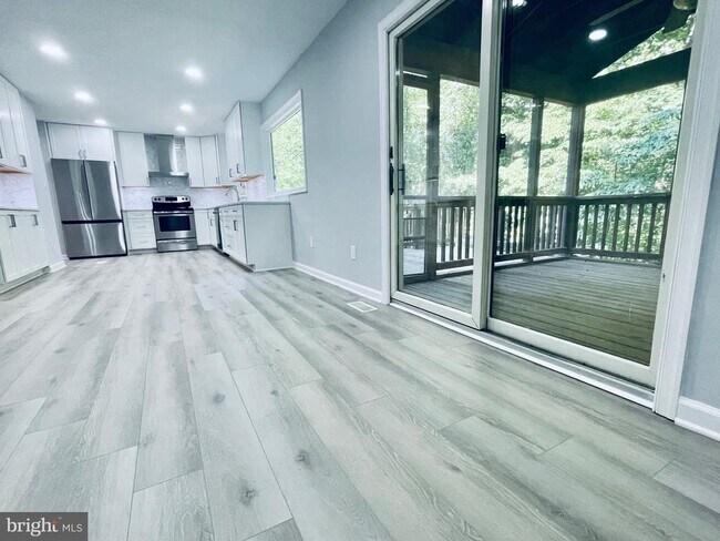 Building Photo - 1129 Edward Dr