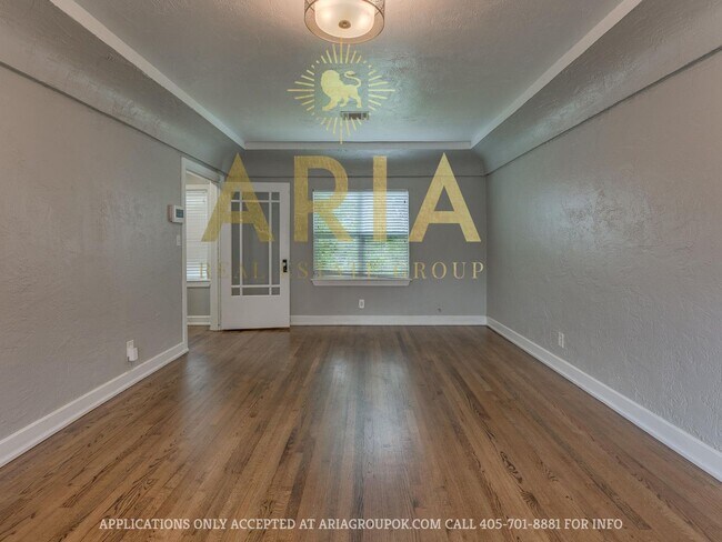 Building Photo - Updated & Adorable 2 Bed/1 Bath Space in t...