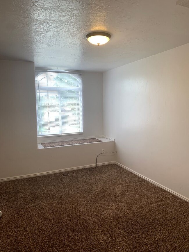 Building Photo - Spacious 5 Bedroom in Roy!