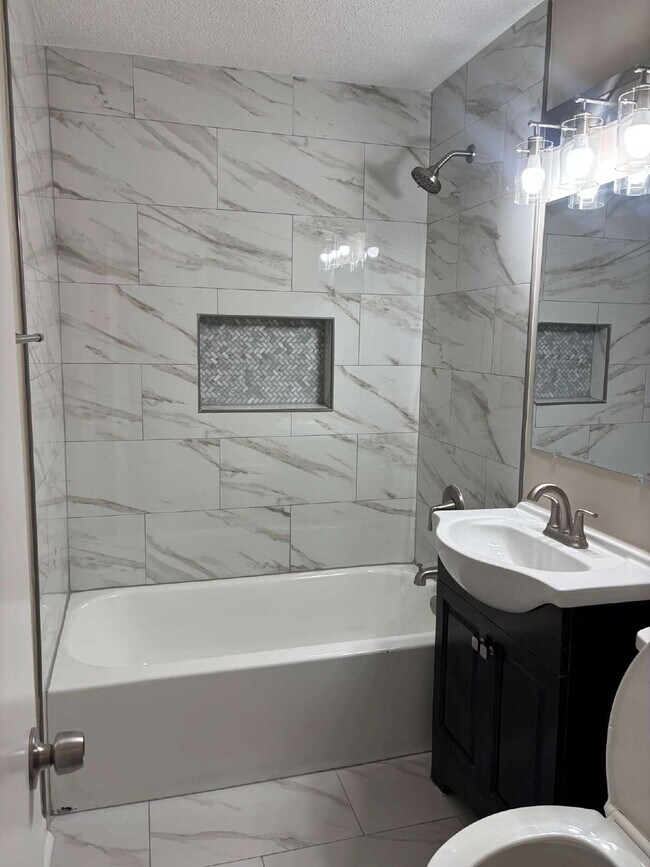 Building Photo - "Charming 3-Bedroom Retreat on Suncrest Drive with Gleaming Hardwood Floors!"