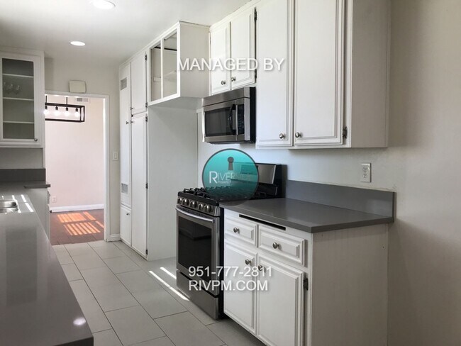 Building Photo - Tastefully remodeled home in a great Centr...