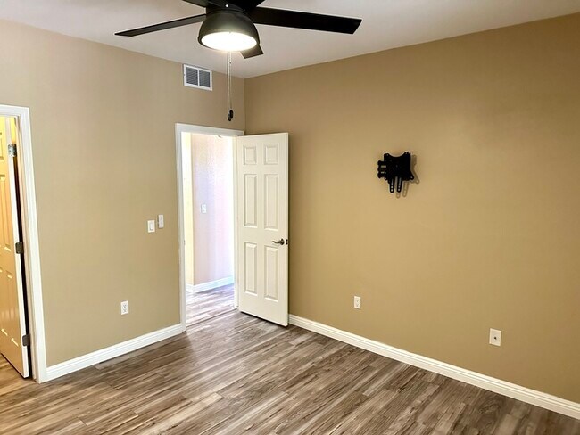 Building Photo - Stunning and spacious Portofino condo at Lakewood.