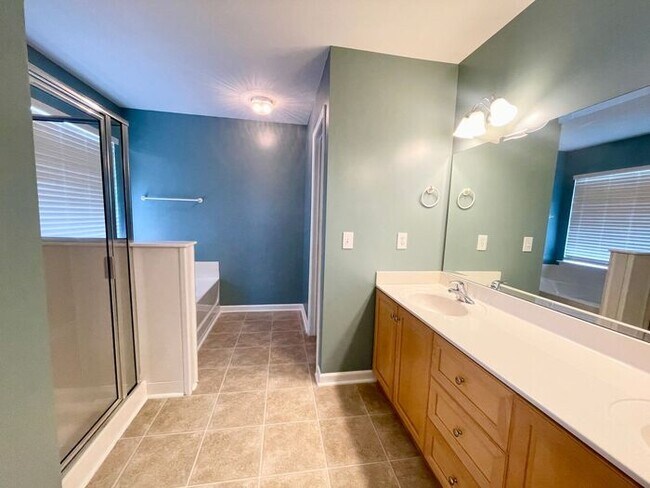 Building Photo - Northeast / Elgin- Offering Self Guided Tour with RENTLY!