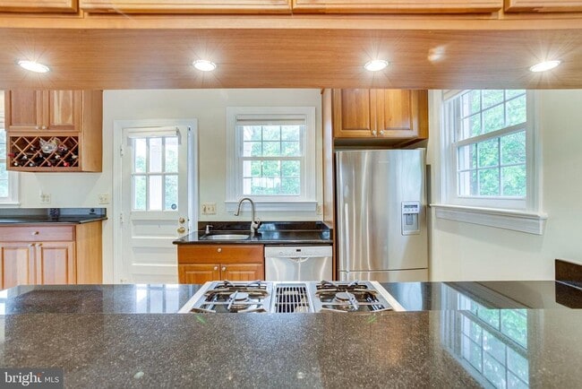 Building Photo - 609 Upland Pl