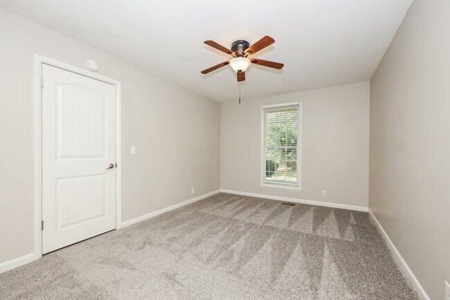 Building Photo - 702 Valley Green Dr