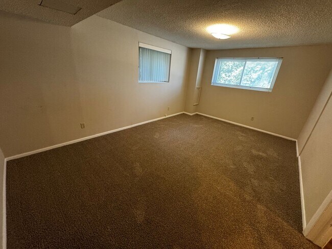 Building Photo - Spacious Aurora Home