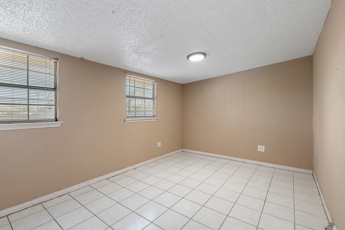 Building Photo - 9407 N Creek Dr