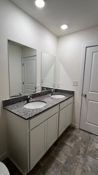 Building Photo - 4140 Hines Ln NE