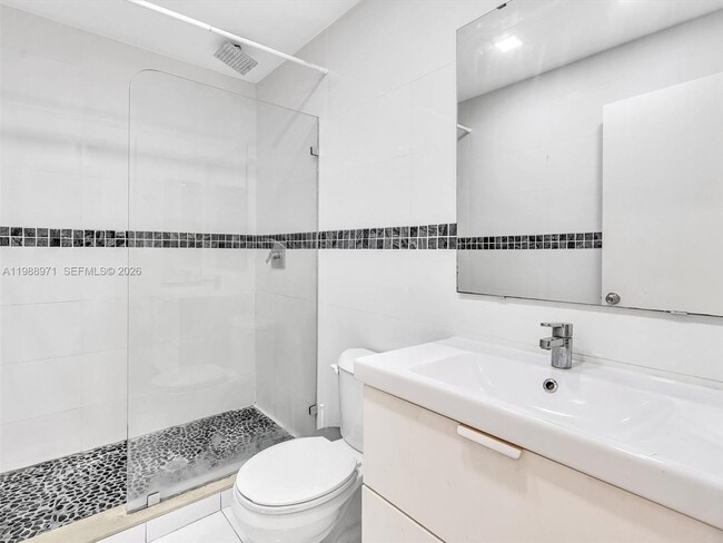 Building Photo - 770 NE 199th St