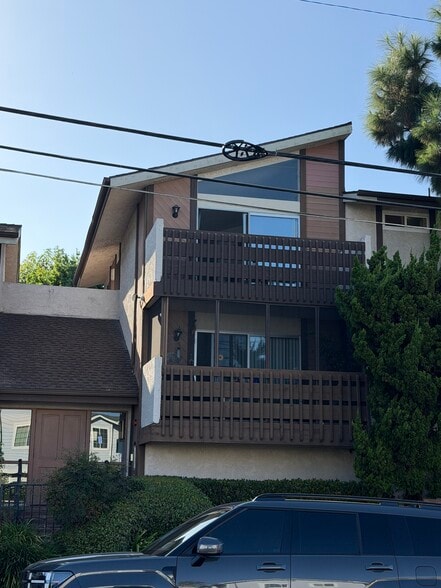 Top floor unit - 25925 Oak St