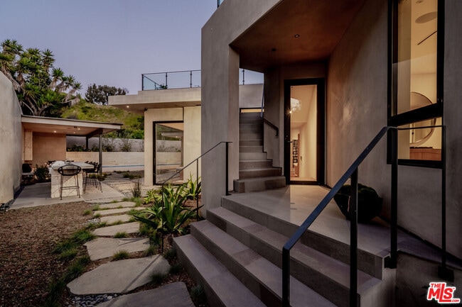 Building Photo - 1205 Las Lomas Pl