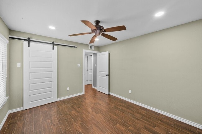 Building Photo - 10519 Fawnview Dr