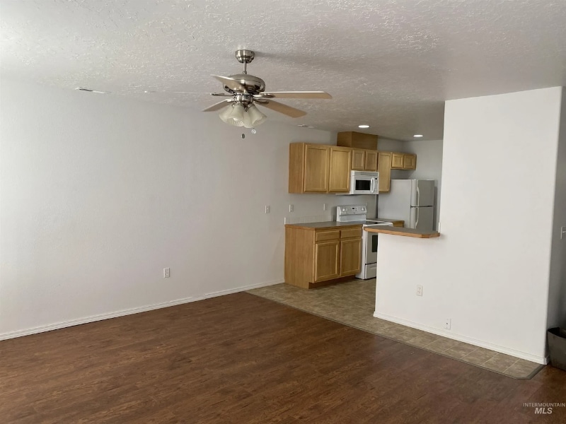 Building Photo - 116-118 NE Lotus Ct