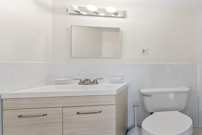 Building Photo - 1041 Hillsboro Mile