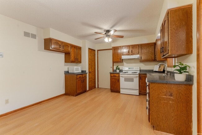 Building Photo - 6800 Oakmont Ct