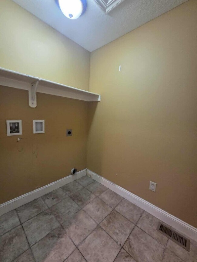 Building Photo - Spacious Home for Rent!