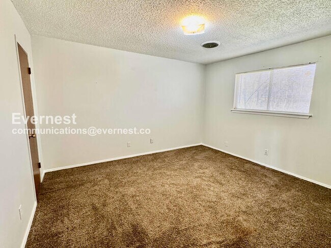 Building Photo - 2 Bed/1 Bath Townhome with Off-Street Parking / Pet-Friendly / Available Now!