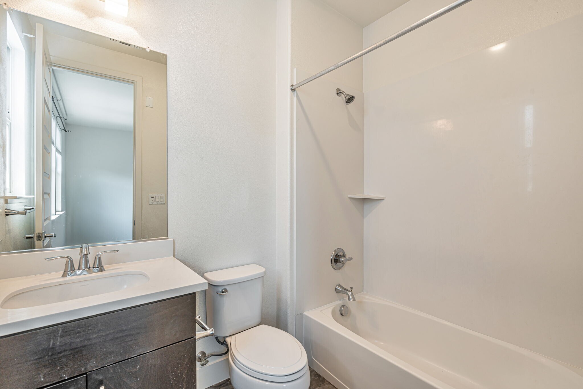 Building Photo - 457 Diller St