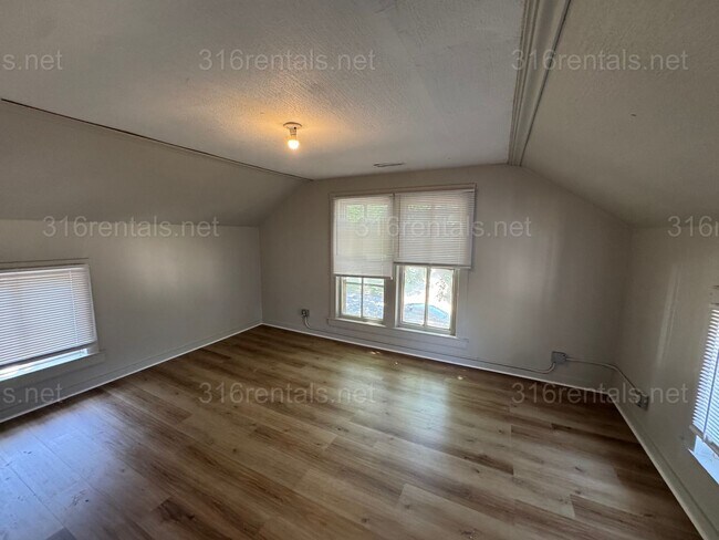 Building Photo - $1100 - 3 bed 1 bath - Single Family Home