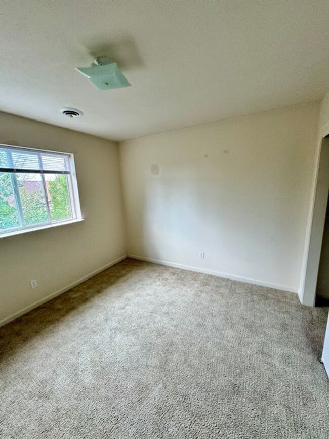 Building Photo - 3 Bedroom, 2 Bathroom 4-Plex