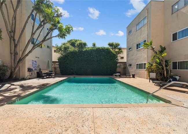 Building Photo - 5411 Tyrone Ave