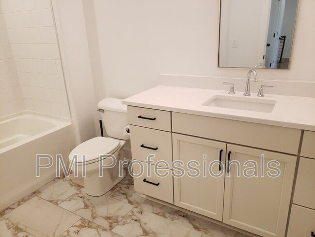 Building Photo - 227 S Bilbro Ave