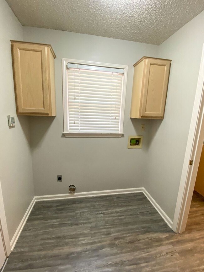 Building Photo - 3 bed 2 bath in Cordova w/ nearly 1800 Sq ft