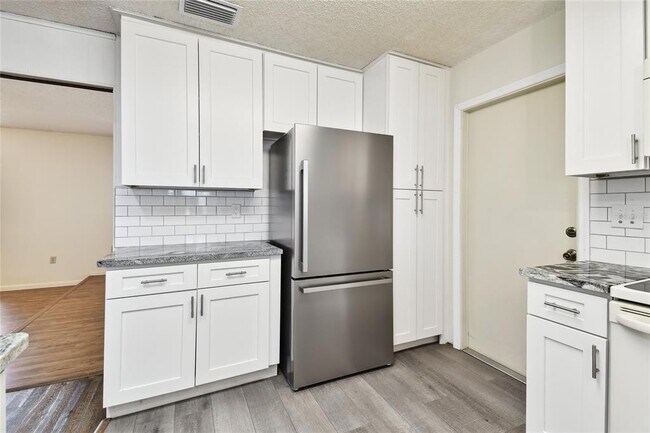 Building Photo - 1102 Shadowbrook Dr N