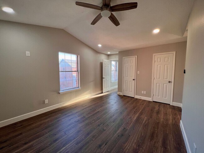 Building Photo - Updated 2 bed 2.5 bath steps away from Campus!