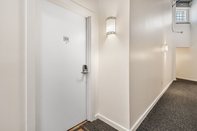 Building Photo - Furnished Top-Floor Condo with Rooftop Terrace Near UNC - Available NOW