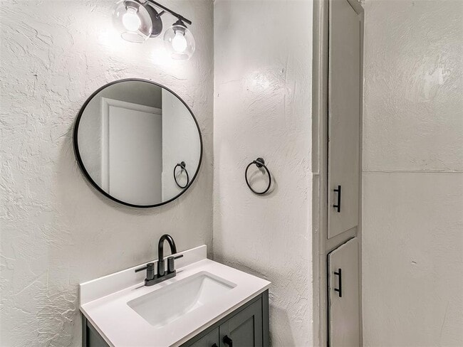 Building Photo - 3220 NE 14th Pl