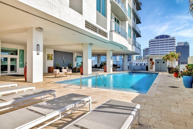 Building Photo - 315 NE 3rd Ave