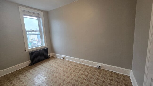 Building Photo - 427 Royden St