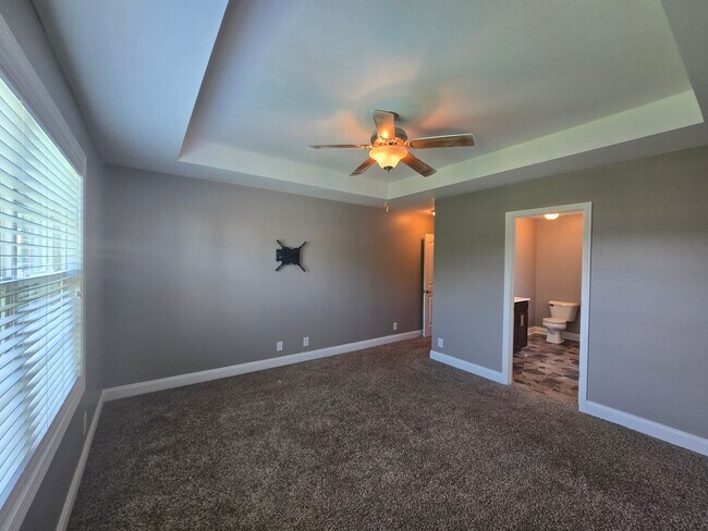 Building Photo - Executive 3 Bed 2.5 Bath with Bonus Home