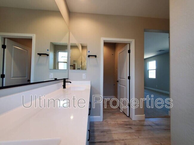 Building Photo - 835 N 110th Ave