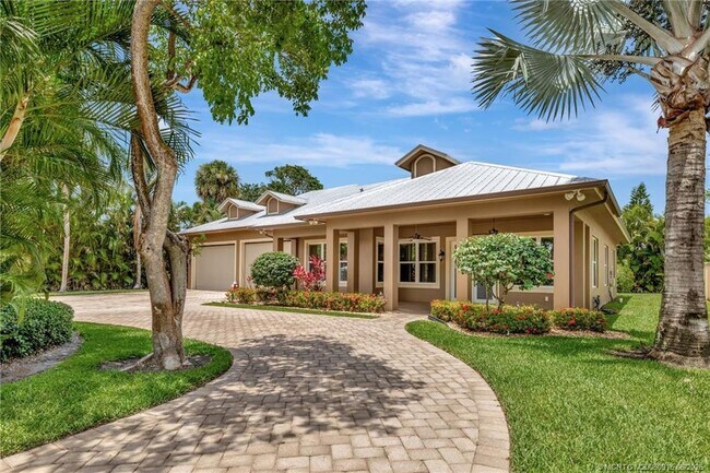 Primary Photo - 311 SE Cardinal Way