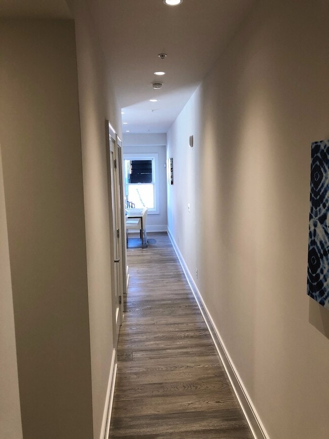 Building Photo - Luxe Apartment with Parking